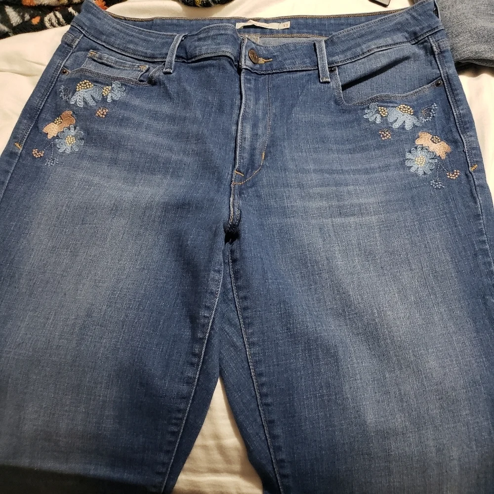 LEVI'S...Women's Blue Embroidered Jeans..SIZE:33